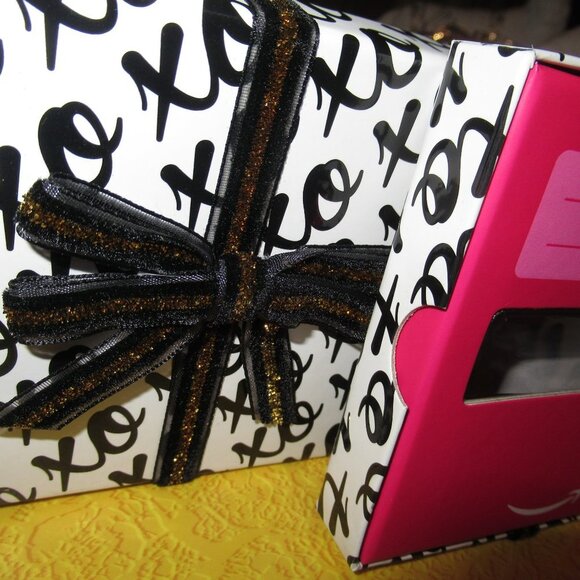 4 Piece XOXO Black White Credit Card Holder Gift Box with Ribbon New - Picture 2 of 4